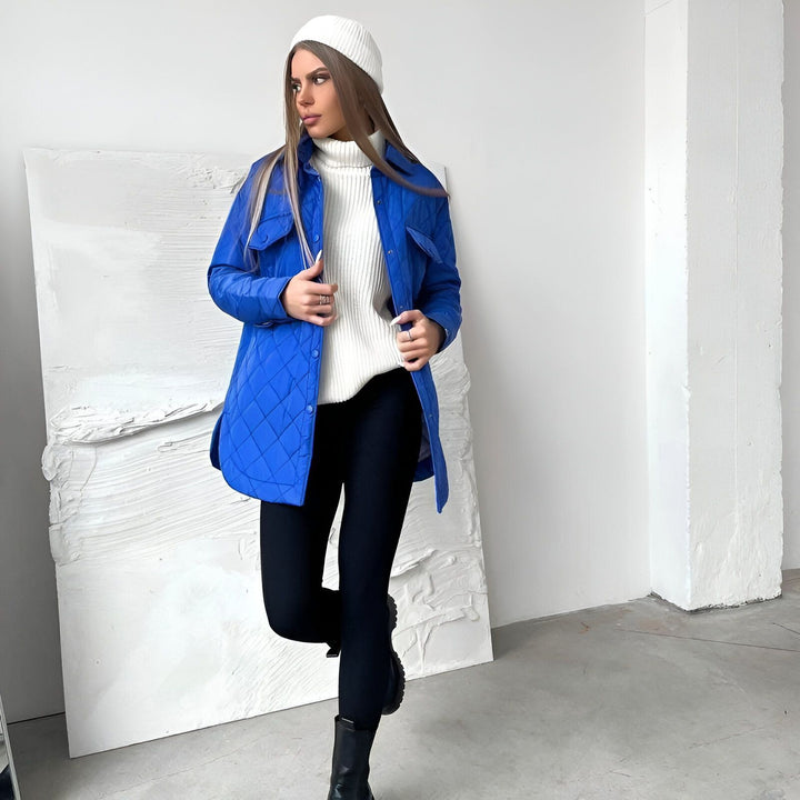 Femme portant un kimono bleu matelassé, un pull blanc à col roulé, un bonnet blanc et un legging noir. Vêtements d'hiver, collection de kimonos, mode féminine.