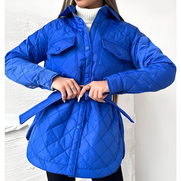 Kimono bleu matelassé avec ceinture, style décontracté. Vêtement d'extérieur tendance de notre collection. Parfait pour un look élégant et confortable. Découvrez nos kimonos uniques.