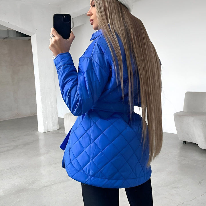 Femme prenant un selfie portant un kimono bleu matelassé avec une ceinture. Idéal pour une tenue décontractée et élégante. Découvrez notre collection de kimonos uniques !