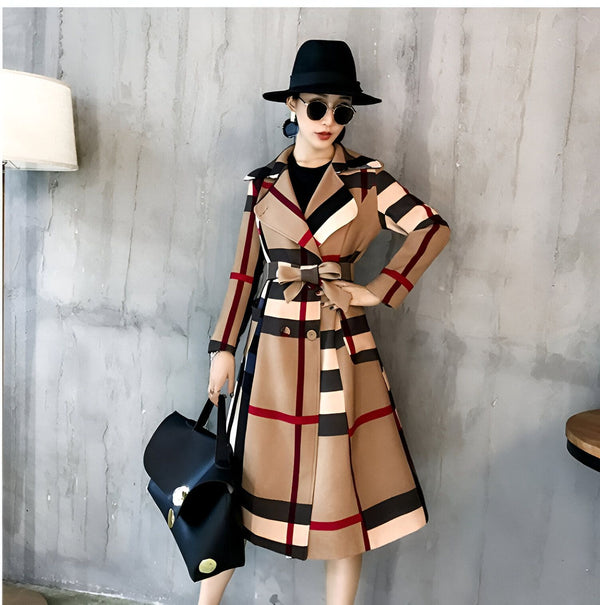 Femme élégante portant un kimono à carreaux, chapeau noir et lunettes de soleil. Sac à main noir. Découvrez notre collection de kimonos uniques.