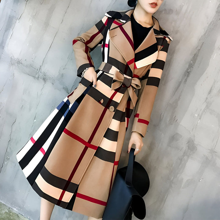 Femme portant un kimono long à carreaux avec ceinture. Kimono tendance.