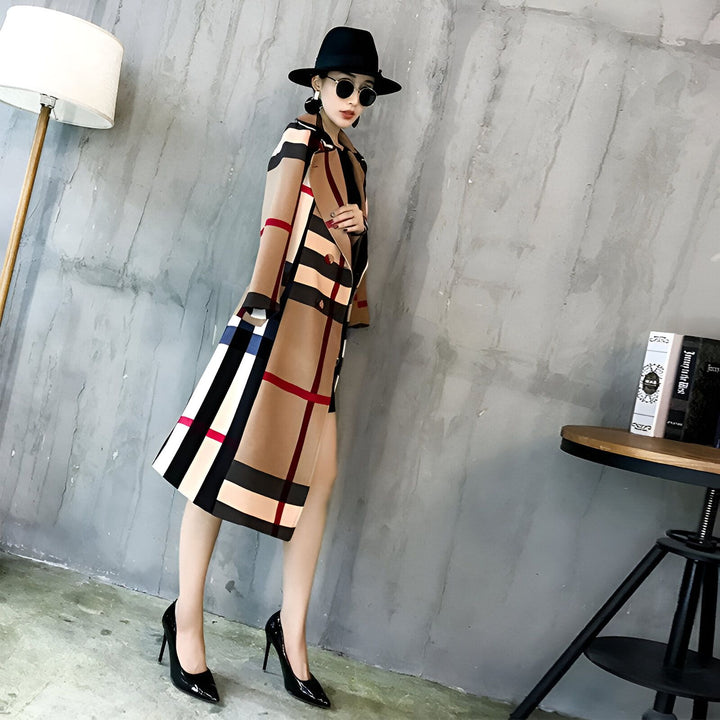 Femme portant un kimono à carreaux beige, rouge et noir, chapeau noir et lunettes de soleil. Kimonos élégants en vente.