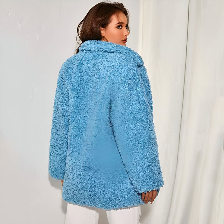 Femme portant un kimono bleu en fausse fourrure. Vêtements amples et confortables. Boutique en ligne de kimonos et vêtements d'extérieur.