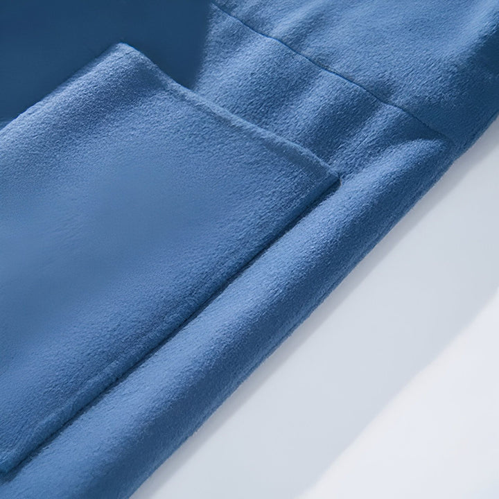 Détail d'un kimono bleu avec poche. Texture douce et confortable. Découvrez notre collection de kimonos uniques.