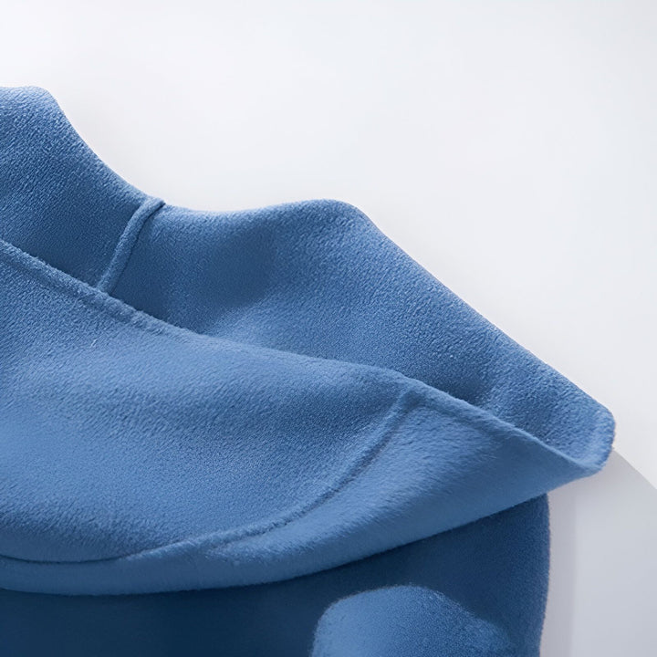 Détail d'un kimono bleu, texture douce et élégante. Découvrez notre collection de kimonos uniques.