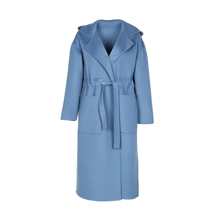 Kimono long bleu ciel avec capuche et ceinture, style décontracté. Vêtements kimono tendance pour femme.