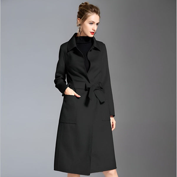 Femme portant un kimono long noir élégant avec ceinture à nouer. Vêtements kimono de notre boutique en ligne.