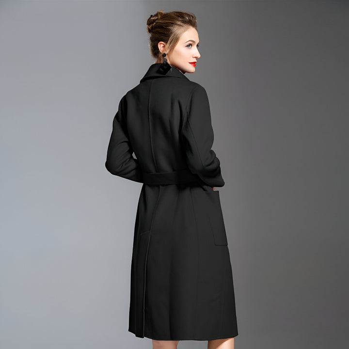 Femme portant un kimono noir élégant. Kimono long avec ceinture. Vêtements de style japonais à la mode. Découvrez notre collection de kimonos uniques.