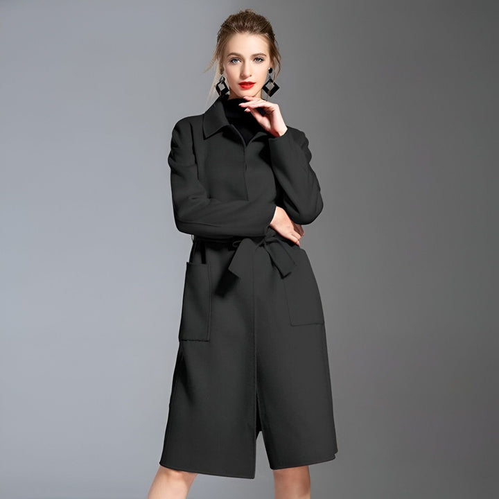 Femme portant un kimono noir élégant avec ceinture et col roulé. Kimono long et moderne. Découvrez notre collection de kimonos tendance.