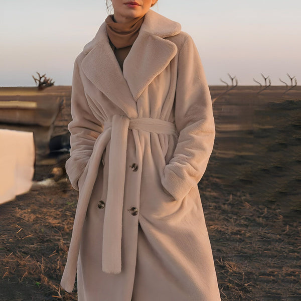 Femme portant un manteau en fausse fourrure beige avec ceinture, style kimono moderne. Idéal pour la boutique de kimonos, un vêtement chaud et élégant.