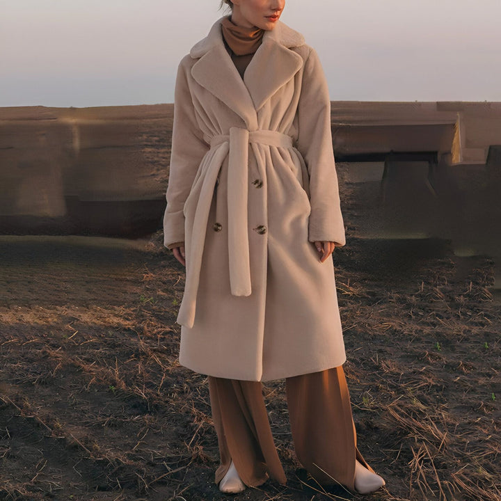 Femme portant un manteau beige avec ceinture. Mode kimono et vêtements d'extérieur tendance. Vente de kimonos en ligne.