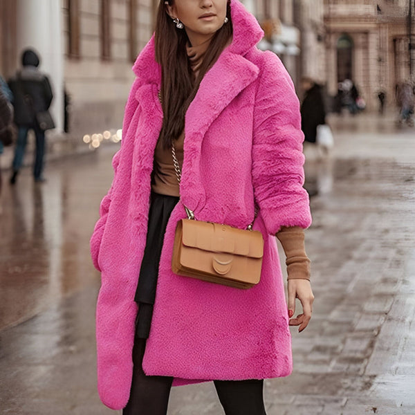 Femme portant un manteau rose vif en fausse fourrure, un sac à main marron. Mode hivernale. Boutique de kimonos et vêtements traditionnels japonais.