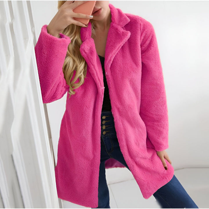 Femme portant un manteau en fausse fourrure rose. Veste d'hiver tendance, kimono moderne. Idéal pour un look confortable et élégant.