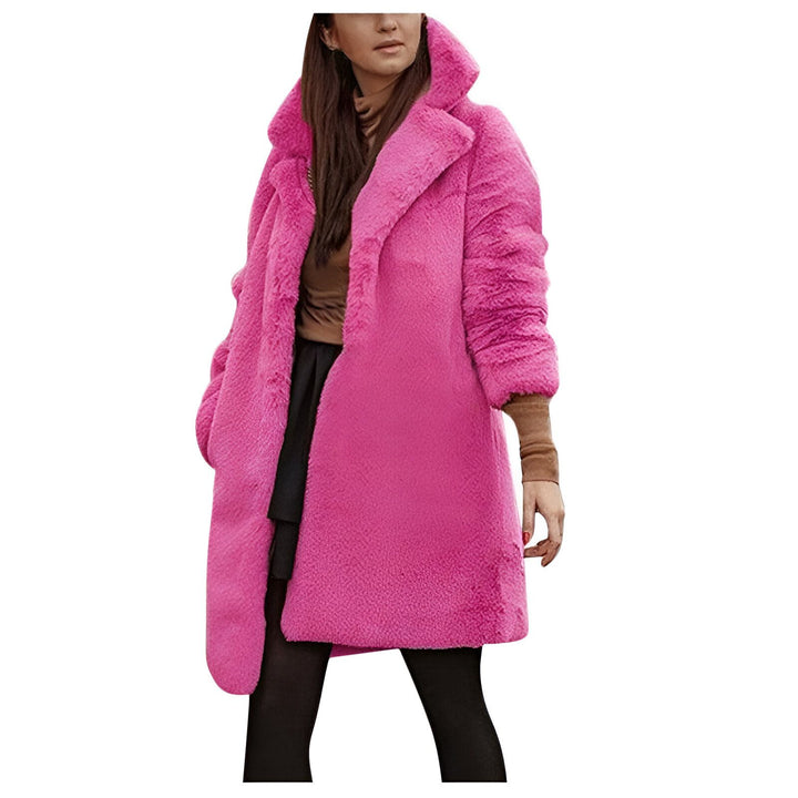 Femme portant un manteau kimono rose en fausse fourrure. Vêtements kimono tendance et confortables. Découvrez notre collection de kimonos en ligne.