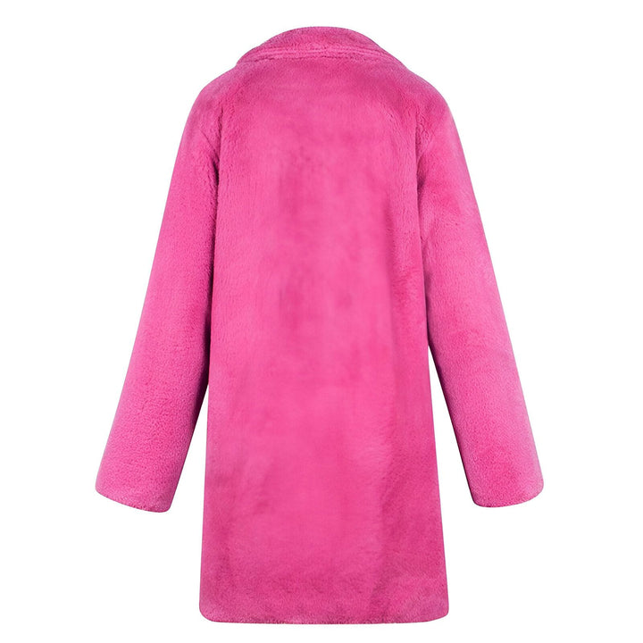 Vue arrière d'un kimono rose en peluche. Vêtements confortables et élégants de notre collection kimono.