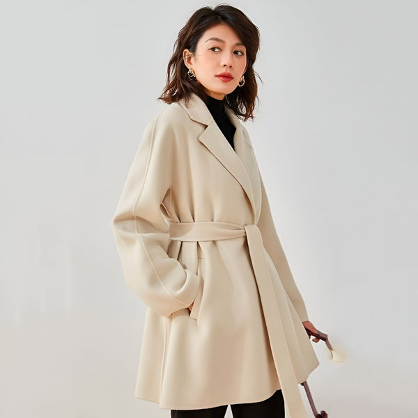 Femme portant un kimono beige élégant avec ceinture. Vêtements de style kimono à la vente.