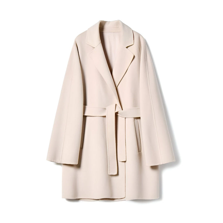 Manteau kimono beige avec ceinture, style élégant. Découvrez notre collection de kimonos modernes.