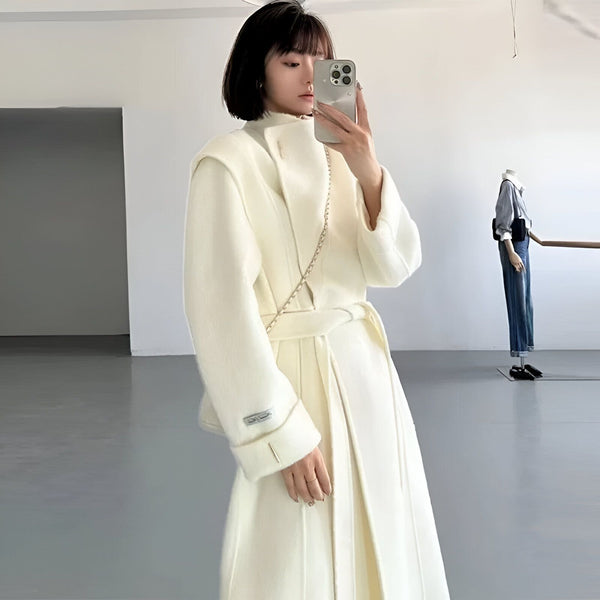 Femme prenant un selfie dans un kimono blanc élégant. Vêtements japonais traditionnels revisités. Mode kimono moderne et confortable. Kimono en vente.