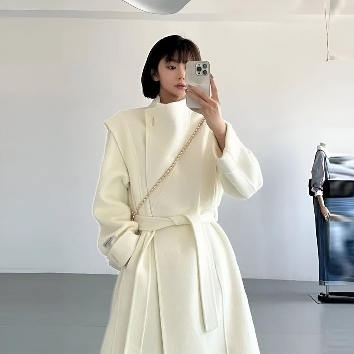 Femme prenant un selfie portant un kimono blanc élégant avec ceinture. Kimonos modernes et traditionnels en vente.