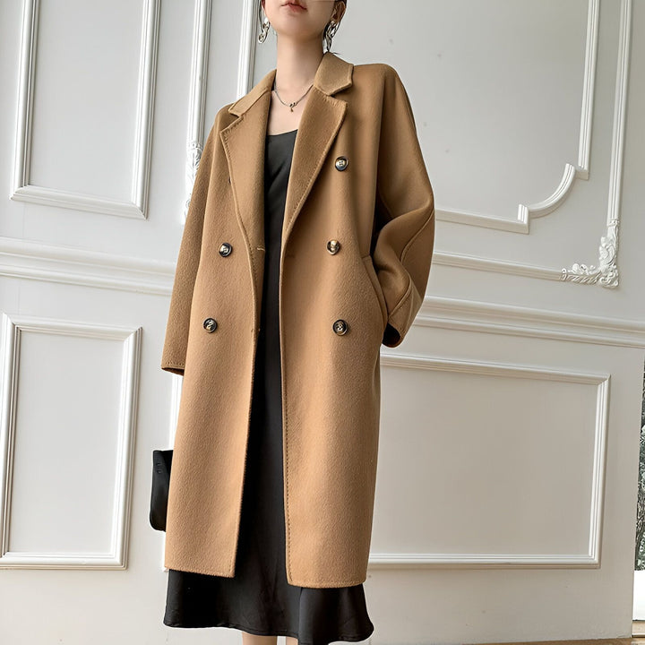 Femme portant un manteau camel croisé. Élégance et style. Découvrez nos kimonos uniques.