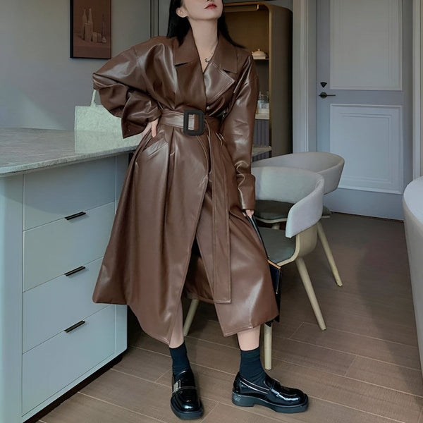 Femme portant un kimono long en cuir marron avec une ceinture. Élégance et style kimono moderne. Découvrez notre collection de kimonos uniques en cuir.