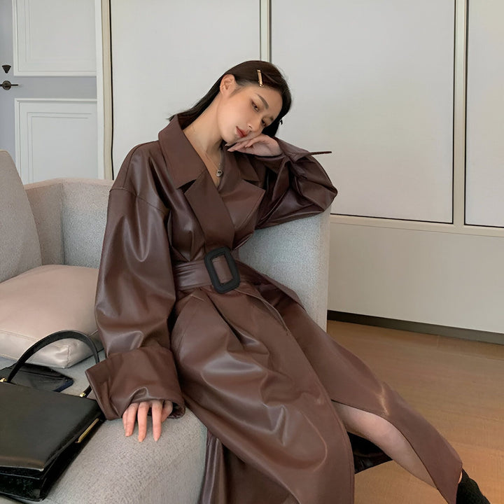 Femme portant un kimono long en cuir marron avec une ceinture noire. Mode kimono moderne.