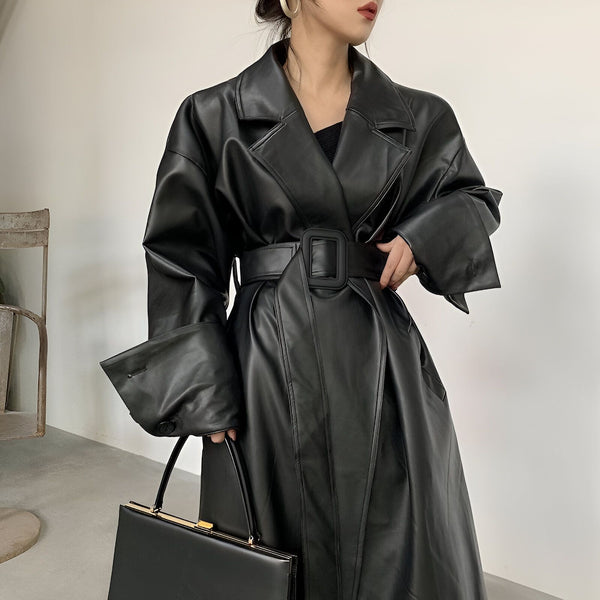 Femme portant un kimono noir en cuir avec ceinture. Vêtements de style kimono à la mode. Mode kimono japonais moderne et élégant. Boutique de kimonos en ligne.