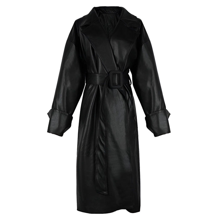 Kimono long noir en cuir avec ceinture. Vêtements traditionnels japonais revisités avec une touche moderne. Idéal pour un look élégant et original. Découvrez notre collection de kimonos uniques.