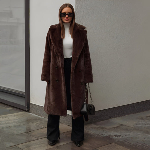 Femme élégante en manteau long marron en fausse fourrure, col roulé blanc, jean noir et lunettes de soleil. Sac à main noir. Mode automne-hiver.