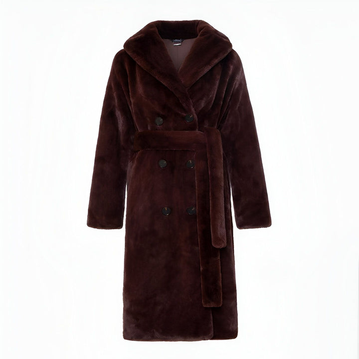Manteau kimono marron en fausse fourrure avec ceinture. Vêtement d'hiver élégant et confortable.
