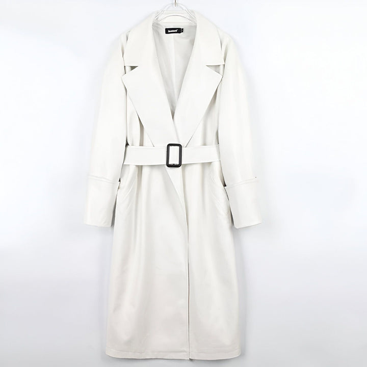 Kimono long blanc avec ceinture. Élégance et style. Découvrez notre collection de kimonos modernes.