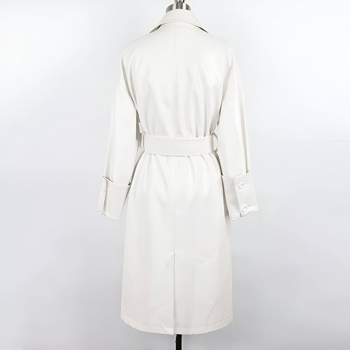 Vue arrière d'un kimono blanc élégant avec ceinture, présenté sur un mannequin. Découvrez notre collection de kimonos uniques.