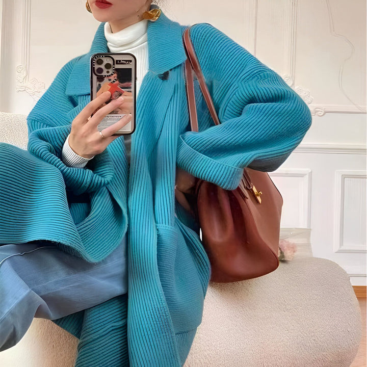 Femme en kimono turquoise prenant un selfie. Vêtements kimono confortables et élégants. Découvrez notre collection de kimonos uniques pour toutes les occasions.