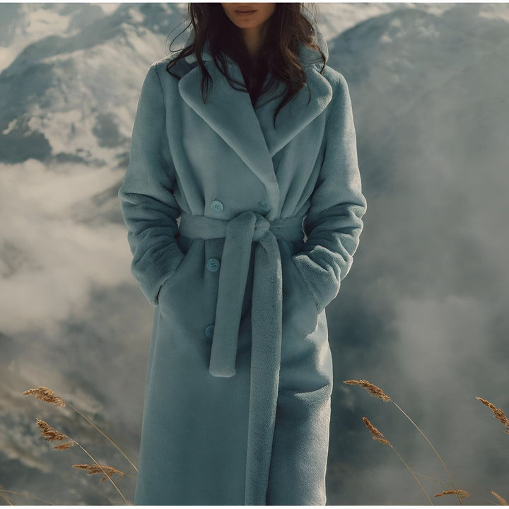 Femme portant un kimono bleu en fausse fourrure avec une ceinture à nouer. Montagnes en arrière-plan. Vêtements de style kimono.