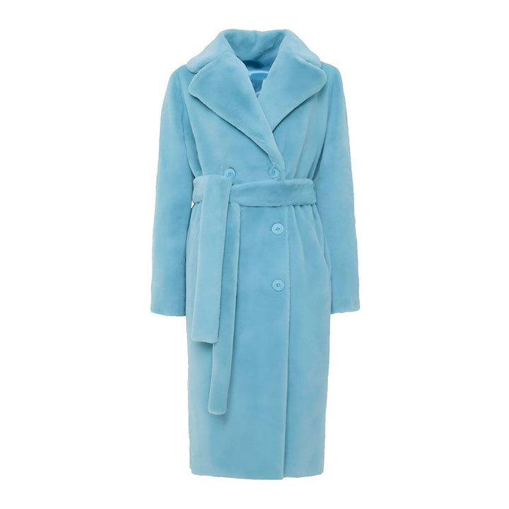 Manteau bleu clair avec ceinture, style kimono moderne. Vêtement d'extérieur élégant.