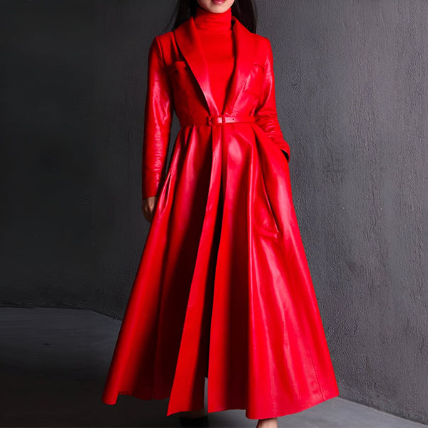Kimono rouge long en cuir avec ceinture et col montant. Vêtement élégant et moderne, parfait pour compléter une tenue. Découvrez notre collection de kimonos uniques.