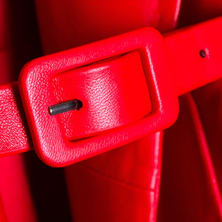 Détail d'une ceinture rouge vif sur un kimono, accessoire de mode mettant en valeur la silhouette. Élément de design pour kimonos tendance.