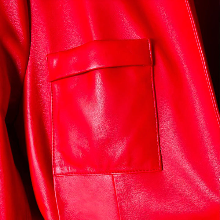 Détail d'un kimono rouge vif avec une poche, texture luxueuse. Découvrez nos kimonos uniques et élégants.