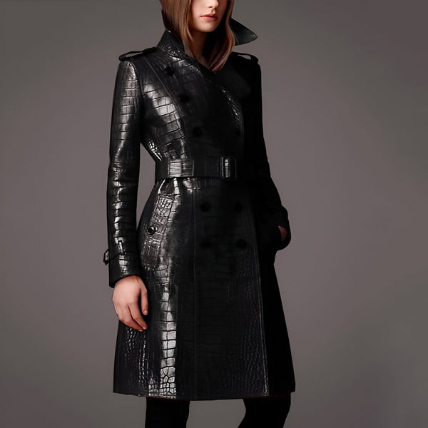 Femme portant un trench-coat noir à motif crocodile. Vêtements d'extérieur élégants.