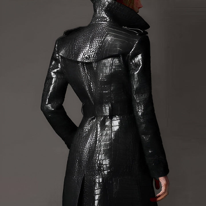 Vue arrière d'un manteau long en similicuir noir texturé, évoquant un kimono moderne et élégant. Parfait pour compléter votre look avec une touche d'originalité.