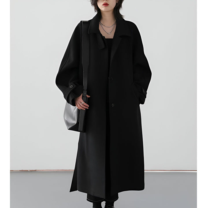 Femme portant un long kimono noir, style manteau d'hiver. Sac en bandoulière. Vêtements kimono chics et modernes disponibles à l'achat.