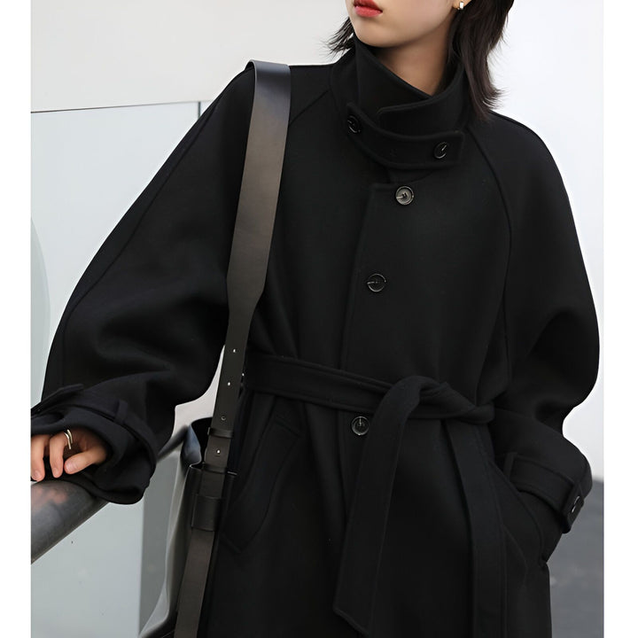 Kimono noir élégant avec ceinture et col montant. Découvrez notre collection de kimonos uniques.