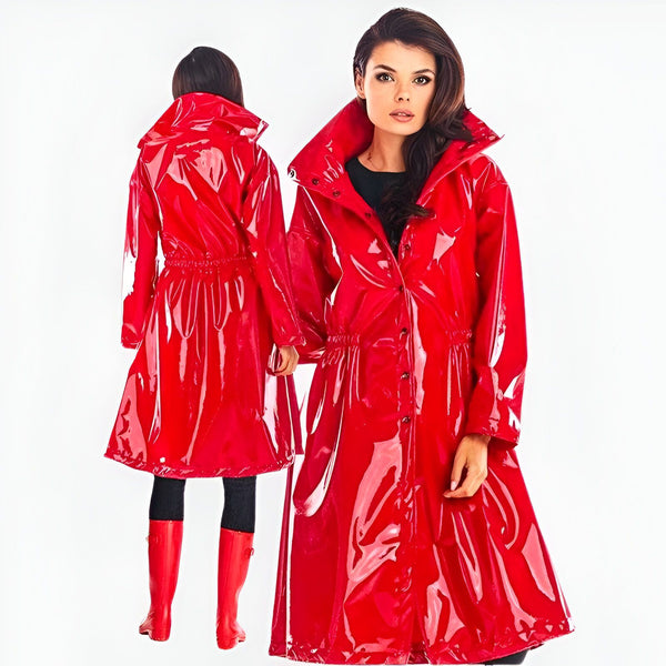 Femme portant un manteau imperméable rouge brillant. Vêtements d'extérieur modernes et élégants. Mode et protection contre la pluie. Collection kimono disponible.