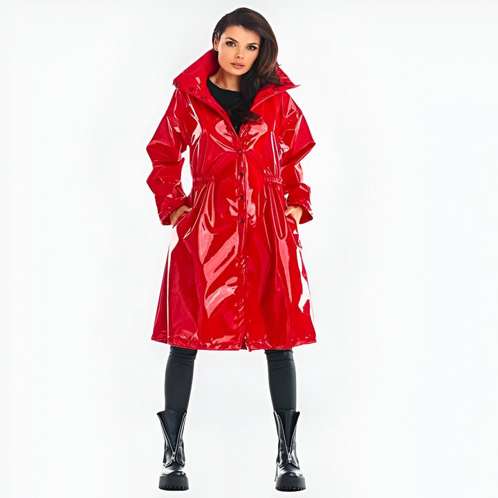 Femme portant un kimono rouge verni, coupe-vent imperméable et bottes noires. Mode kimono moderne, idéal pour la pluie.