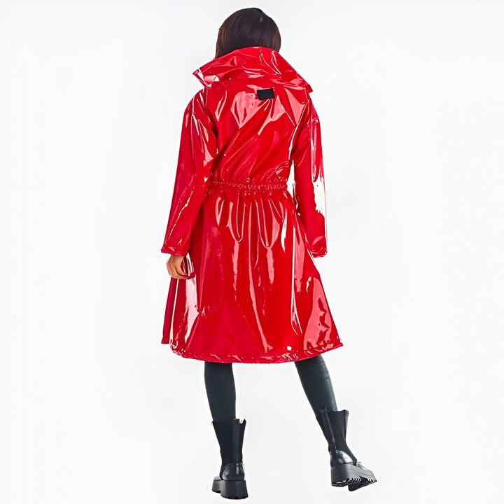 Femme portant un kimono rouge brillant, vue de dos. Idéal pour se protéger de la pluie avec style. Découvrez notre collection de kimonos imperméables.