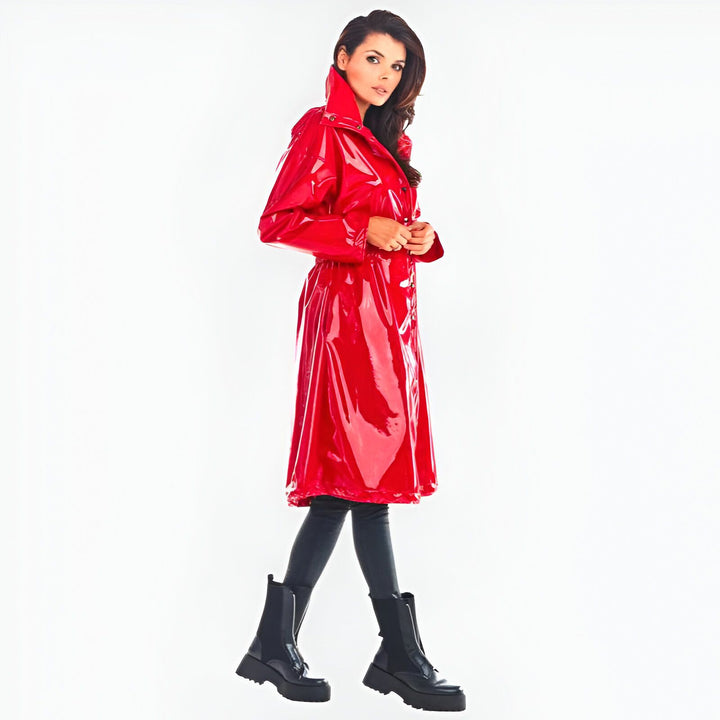 Femme portant un imperméable rouge brillant. Mode et style. Découvrez nos kimonos uniques.