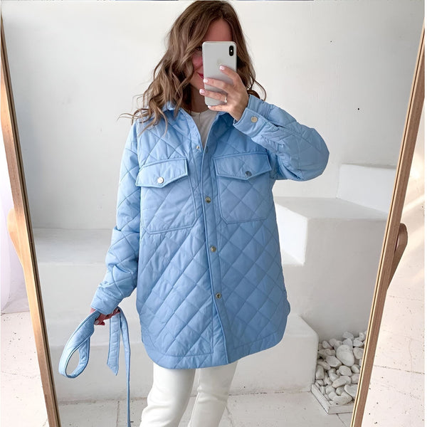 Femme prenant un selfie dans un miroir, portant un kimono matelassé bleu ciel avec poches, pantalon blanc. Style décontracté et tendance. Kimonos pour femmes disponibles.