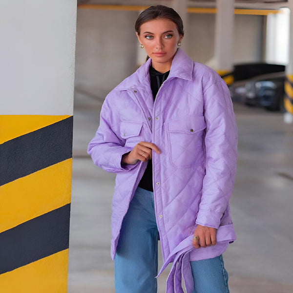 Femme portant un kimono matelassé violet. Vêtements de style japonais modernes. Découvrez notre collection de kimonos uniques et tendance.