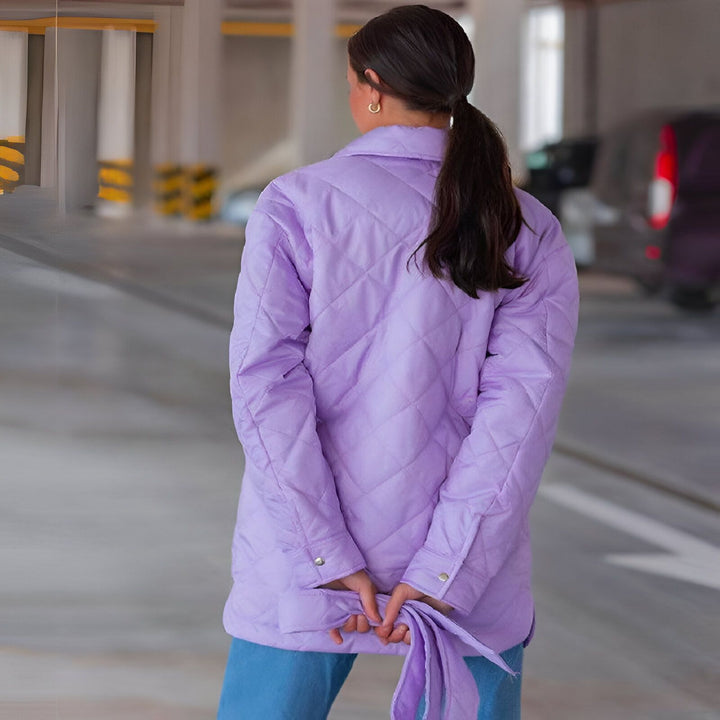 Femme vue de dos portant un kimono matelassé violet clair et un jean bleu. Vêtements de style japonais, disponibles dans notre boutique en ligne.