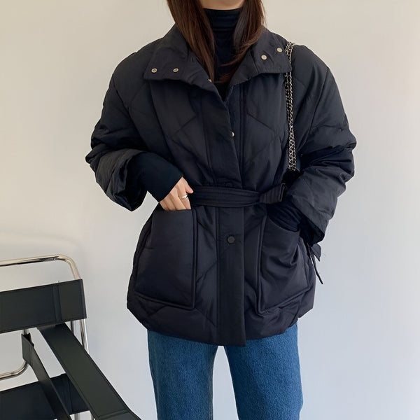 Veste kimono matelassée noire avec ceinture, style décontracté. Idéal pour superposer les tenues. Achetez maintenant !